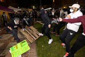 Ciocniri violente între manifestanţi propalestinieni şi contramanifestanţi proisraelieni în campusul Universităţii California din Los Angeles/ Poliţia a intervenit la cererea conducerii UCLA