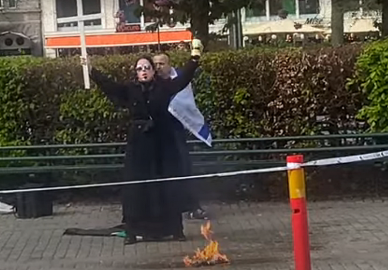 VIDEO | Un bărbat şi o femeie au incendiat o copie a Coranului la Malmö, în Suedia, înaintea începerii săptămânii Eurovision