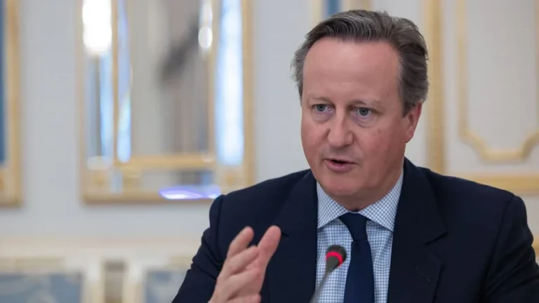 Kremlinul, înfuriat de declarațiile lui David Cameron potrivit cărora Ucraina ar putea folosi armele britanice împotriva unor ţinte din interiorul Rusiei. Zaharova ameninţă cu un răspuns nuclear