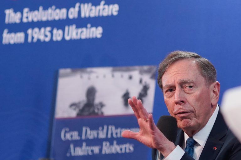 Fost director al CIA: Câştigarea războiului de către Ucraina depinde în primul rând de ajutorul SUA