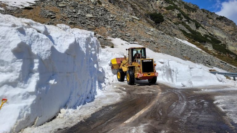 VIDEO | Drumarii lucrează pentru a deszăpezi Transfăgărăşanul/ Când estimează că se va deschide circulaţiei