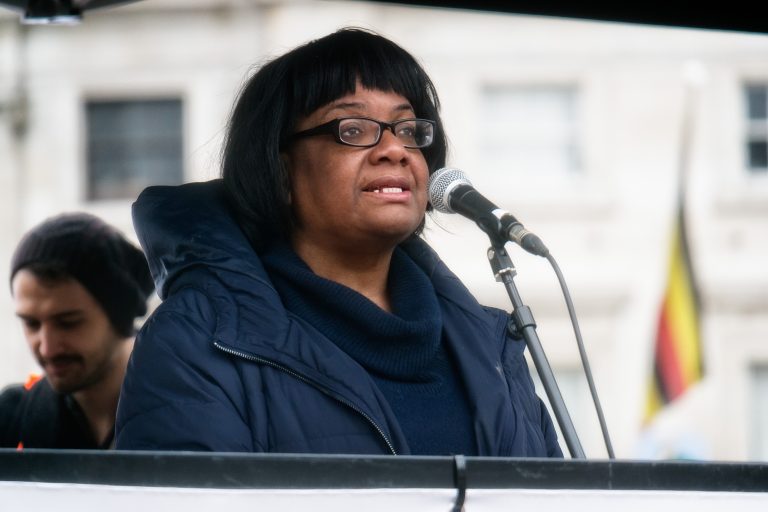 Laburiştii britanici au acceptat candidatura Dianei Abbott, prima femeie de culoare aleasă în parlamentul britanic