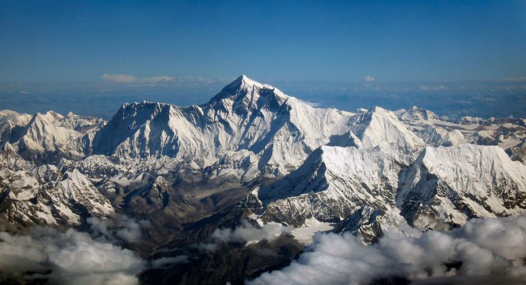 Curtea Supremă din Nepal a ordonat limitarea numărului de permise pentru escaladarea Everestului