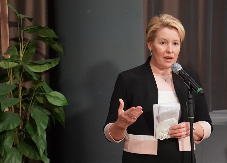 Reuters: Îngrijorare privind creşterea violenţei politice în Germania, după ce o senatoare din Berlin a fost lovită în cap într-o bibliotecă publică