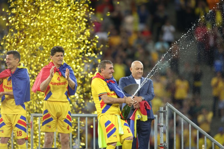 Generaţia de Aur a făcut spectacol la meciul de adio, pe Arena Naţională.  Cea mai bună generaţie a fotbalului românesc a învins Legendele Lumii
