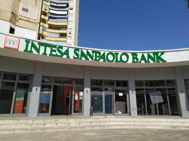 Consiliul Concurenţei a autorizat preluarea First Bank de către Intesa Sanpaolo Bank