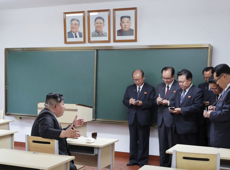Portretul liderului nord-corean Kim Jong Un, afişat pentru prima dată alături de predecesorii acestuia