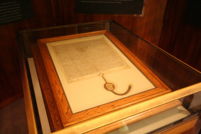 VIDEO | Două octogenare au atacat o copie a “Magna Carta” de la British Library pentru a avertiza asupra încălzirii globale