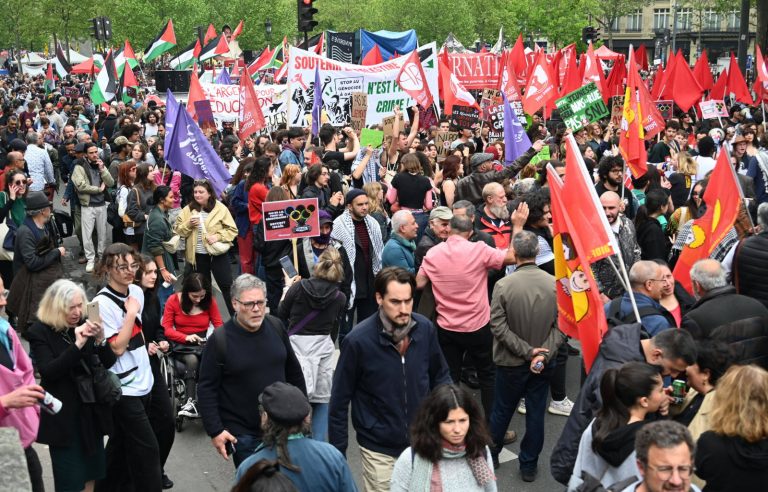 Arestări şi răniţi la Paris, în ciocniri între poliţie şi manifestanţi la marşul de 1 Mai/ Distrugeri şi arestări la Lyon, violenţe la Nantes