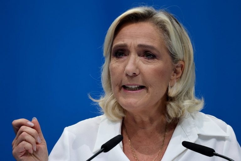 POLITICO: Marine Le Pen ameninţă că va răsturna guvernul Franţei