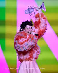 VIDEO | Câștigător al concursului Eurovision, reprezentantul Elveției, Nemo, a spart trofeul pe scenă