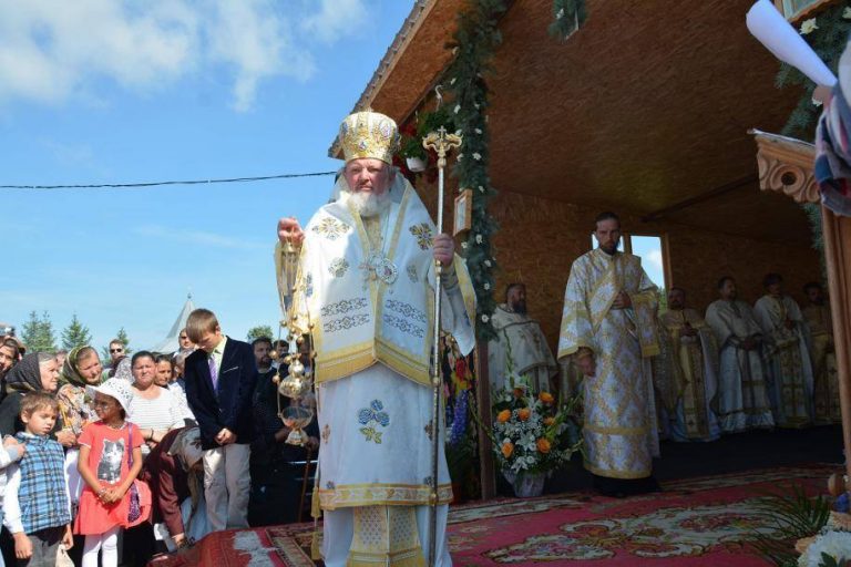 PS Varlaam Ploieşteanul – întrevedere cu preotul Hugh Wybrew. A evidenţiat bunele relaţii între BOR şi Biserica Anglicană