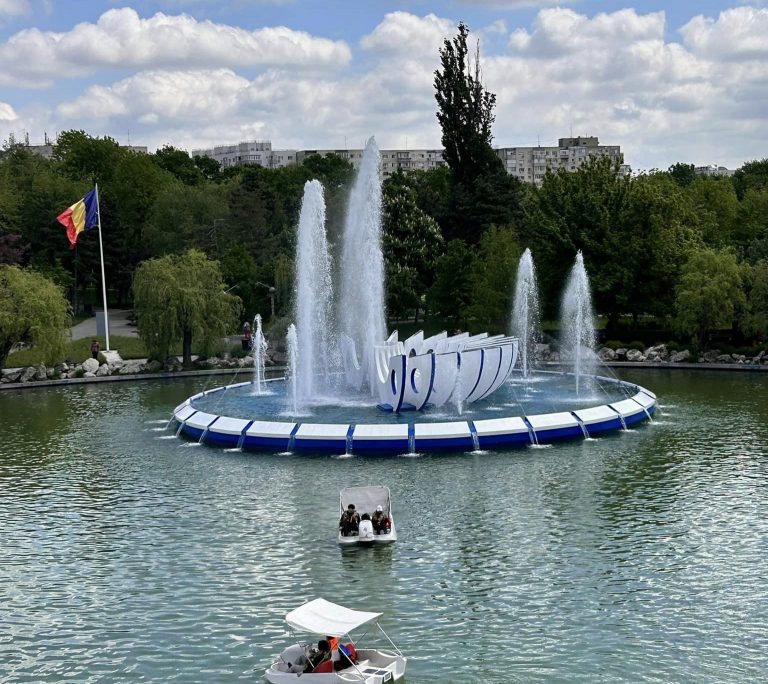 Plimbări gratuite cu barca și hidrobicicleta pe lacul din Parcul Drumul Taberei, de Paşte