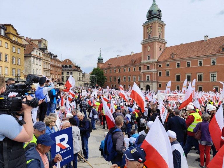 VIDEO | Mii de fermieri polonezi au protestat la Varşovia faţă de „Otrava Verde”, nemulţumiţi de reglementările europene în materie de mediu