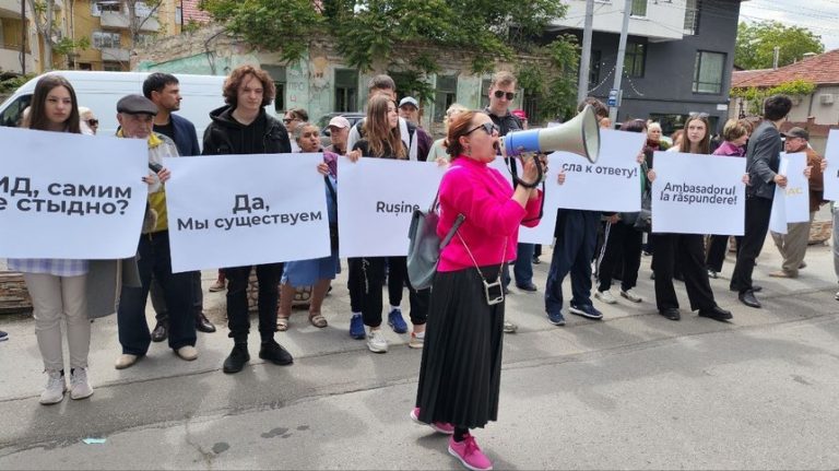 Protest al apropiaților lui Ilan Șor în faţa Ambasadei României la Chişinău