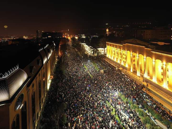 Zeci de mii de persoane protestează din nou împotriva proiectului de lege asupra “influenţei străine”