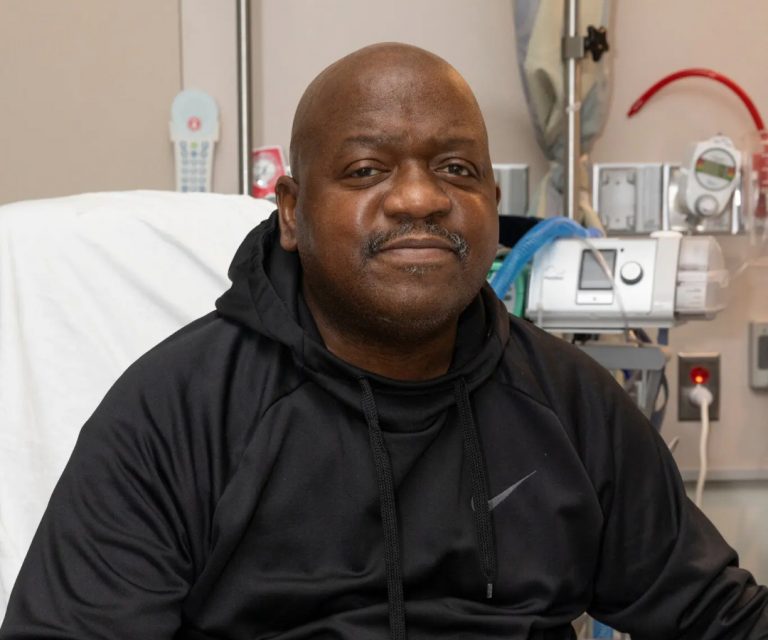 Primul pacient din istorie cu transplant de rinichi de la un porc modificat genetic a murit la două luni după procedură