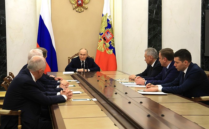 Putin a făcut şedinţă cu liderii din sectorul militar şi afirmă că avansarea forţelor ruseşti în Ucraina decurge conform planului