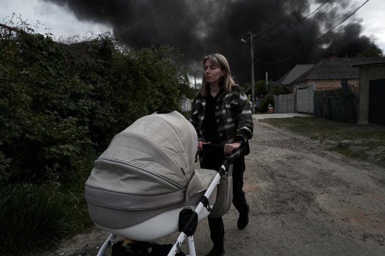 Civilii ucraineni fug din faţa avansului trupelor ruse care se apropie de Pokrovsk