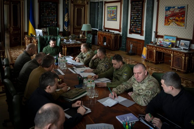 Ucraina anunță că a dejucat un nou complot rus de asasinare a lui Zelenski. Atacul ar fi trebuit să fie un „cadou pentru Putin cu ocazia învestirii sale”. Vizați erau și șefii SBU și GUR