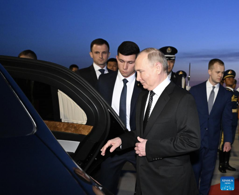 Putin și-a început vizita în China, luând cu el și 20 de guvernatori