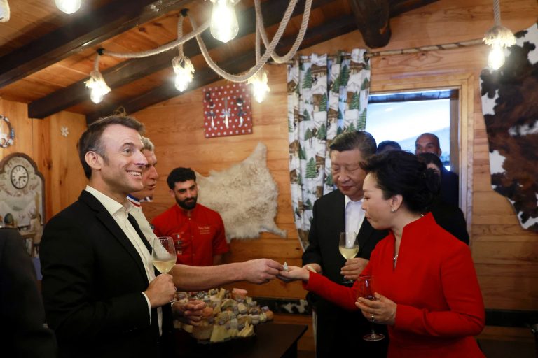 VIDEO | Emmanuel Macron l-a dus pe Xi Jinping într-o escapadă personală în Trecătoarea Tourmalet, în Pirinei, unde-şi petrecea vacanţa la bunici