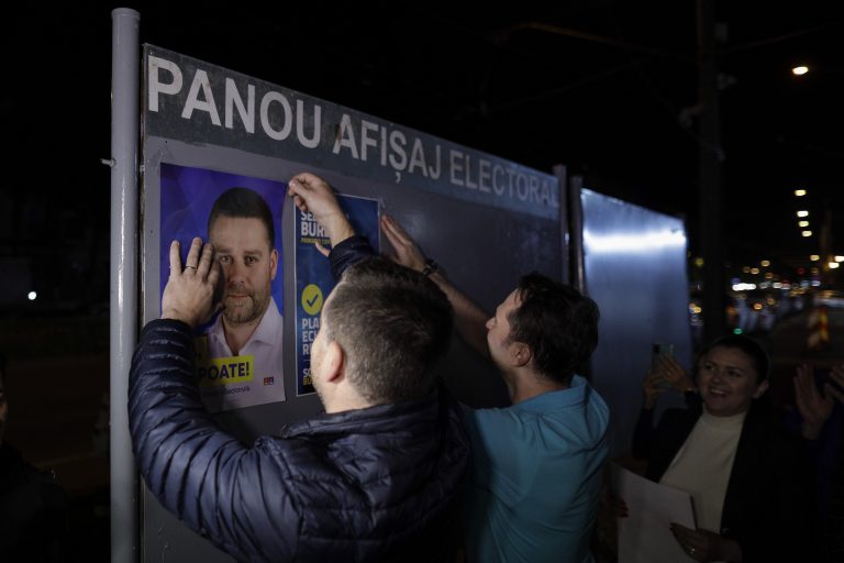 AEP: Competitorii politici au obligaţia înlăturării tuturor materialelor de propagandă şi care nu respectă formatul permis