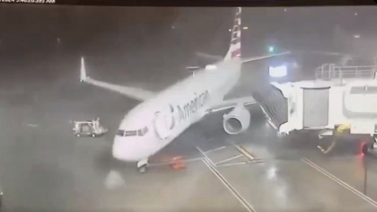 VIDEO | Un avion Boeing, luat de vânt când pasagerii se pregăteau de îmbarcare