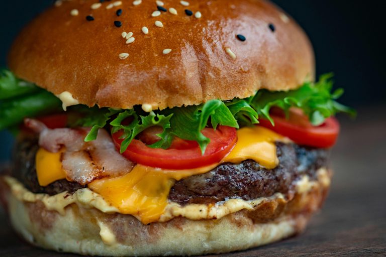 România, ţara cu cele mai multe comenzi de burgeri din Europa de Sud-Est