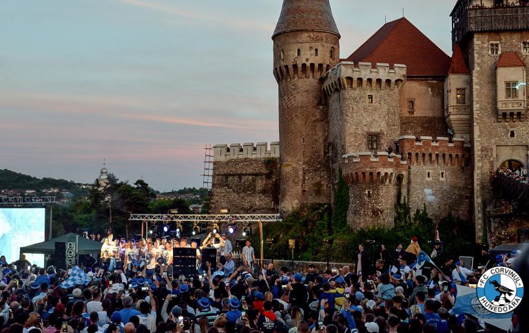 VIDEO-FOTO | Cupa României, dusă la Castelul Huniazilor. Performanța Corvinului Hunedoara, sărbătorită pe străzi