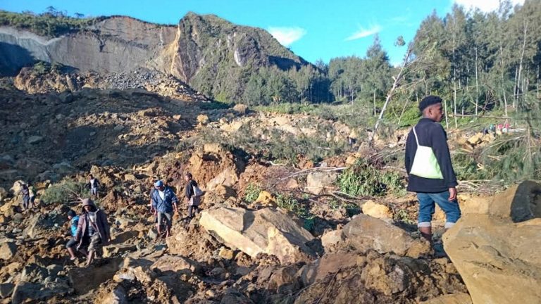 VIDEO | Peste 2.000 de persoane acoperite de pământ în urma unei alunecări de teren în Papua Noua Guinee