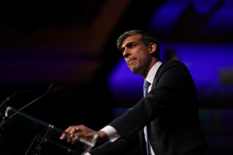 Premierul britanic Rishi Sunak demisionează de la şefia Partidului Conservator şi îşi cere scuze pentru pierderea alegerilor