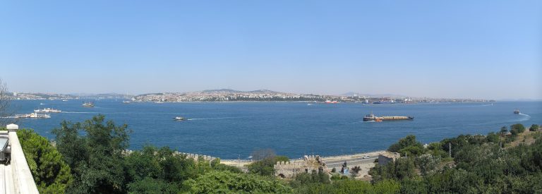 Turcia creşte cu 24% taxa pentru navele care tranzitează strâmtorile Bosfor şi Dardanele