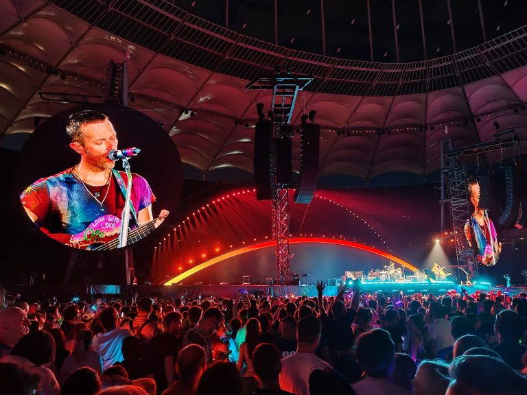 Chris Martin, lecție de toleranță la al doilea concert de pe Arena Națională: Noi iubim toți oamenii în mod egal, iar asta înseamnă inclusiv pe toți românii