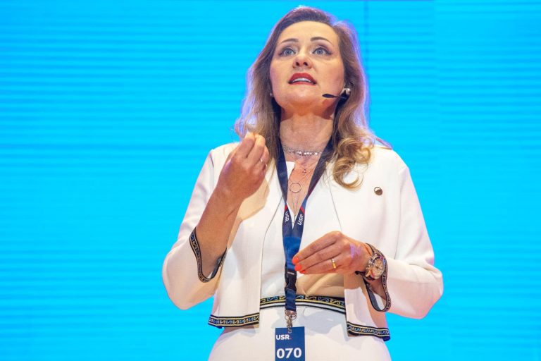 Elena Lasconi: Domnule Bolojan, faceţi ceva şi trimiteţi-l acasă pe ministrul de Externe! Este inadmisibil să te joci cu politica externă a României!