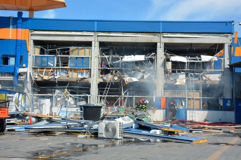 Explozia de la Dedeman Botoşani: Patru persoane sunt în stare gravă, la spitalul din Iaşi şi la Spitalul Floreasca