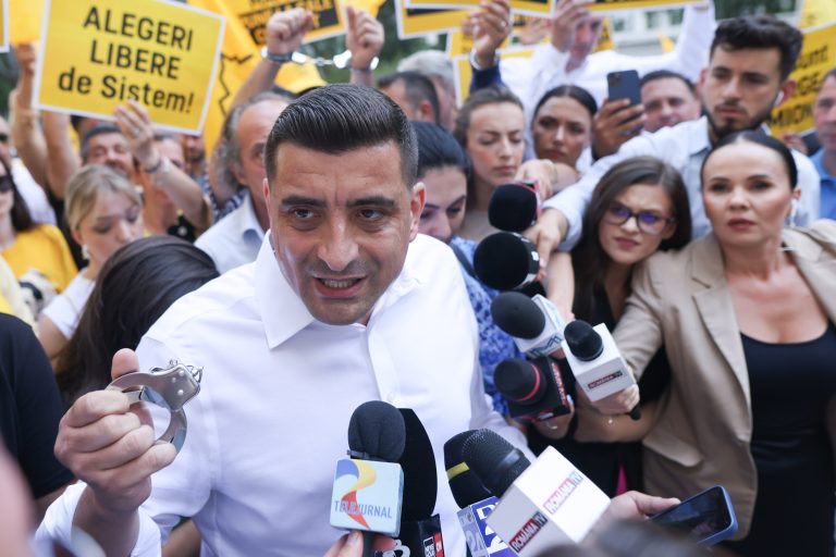 George Simion s-a dus la Parchetul General cu o pereche de cătuşe şi cere să fie audiat: Ce fac? Mă leg singur?