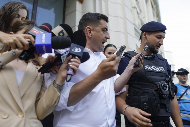 Jandarmii l-au scos pe George Simion din holul Parchetului General, unde acesta anunţase că face greva foamei până va fi audiat