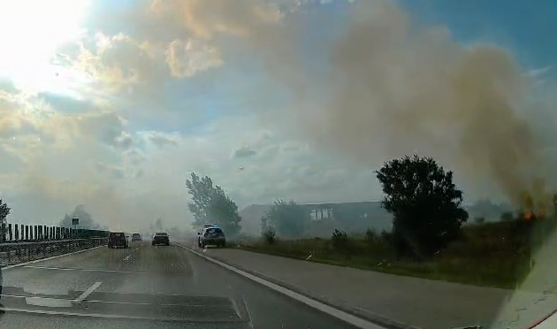 Trafic oprit pe A2, la Fundulea, din cauza unui incendiu de vegetaţie/ Este afectată și circulaţia feroviară