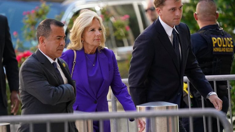 VIDEO | Procesul lui Hunter Biden, fiul președintelui Joe Biden, a început. Prima doamnă a SUA a venit la tribunal să-l susţină
