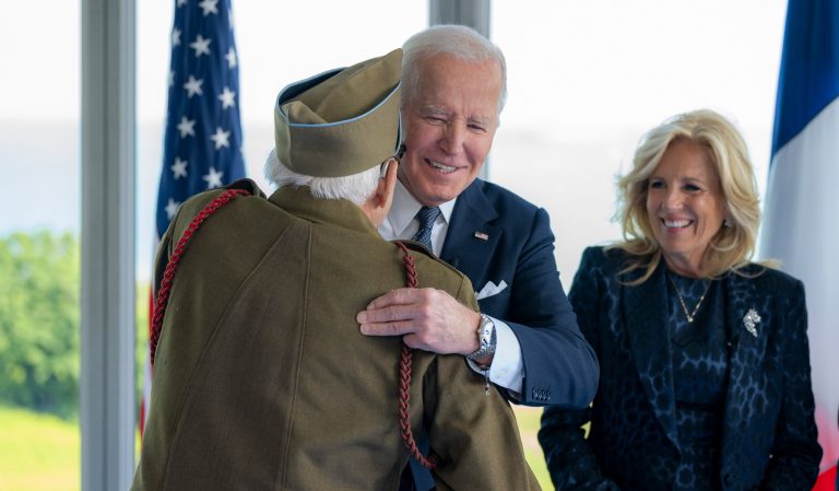 VIDEO | În Normandia, Joe Biden a prezentat o viziune eroică a destinului american, în contrast cu Donald Trump
