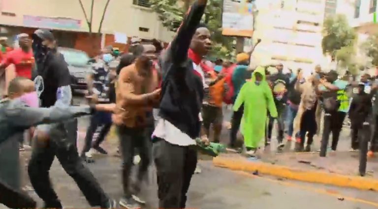 VIDEO | Manifestaţii în Kenya împotriva creşterii taxelor. Mai mulţi morţi în urma ciocnirilor cu poliţia în Nairobi