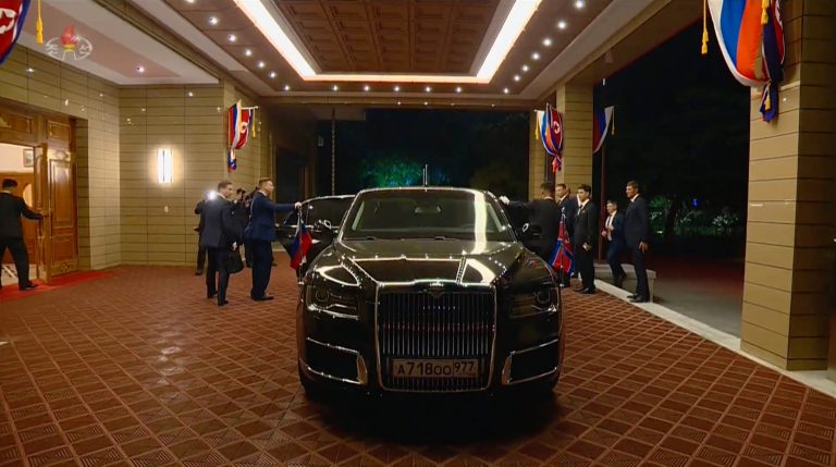 VIDEO | Putin l-a scos pe Kim la o plimbare cu o limuzină rusească Aurus, după ce i-a oferit una cadou