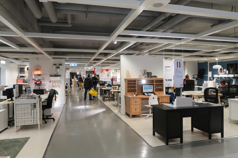 Un cunoscut retailer de mobilă crește salariile pentru a stopa demisiile