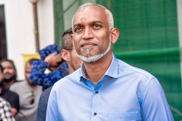 Doi miniştri au fost arestaţi şi demişi pe motiv că i-ar fi făcut vrăji preşedintelui Muizzu din Maldive
