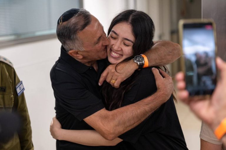VIDEO | Ostatica israeliană Noa Argamani a fost eliberată chiar de ziua tatălui său şi la timp pentru a-şi vedea mama bolnavă în stadiu terminal