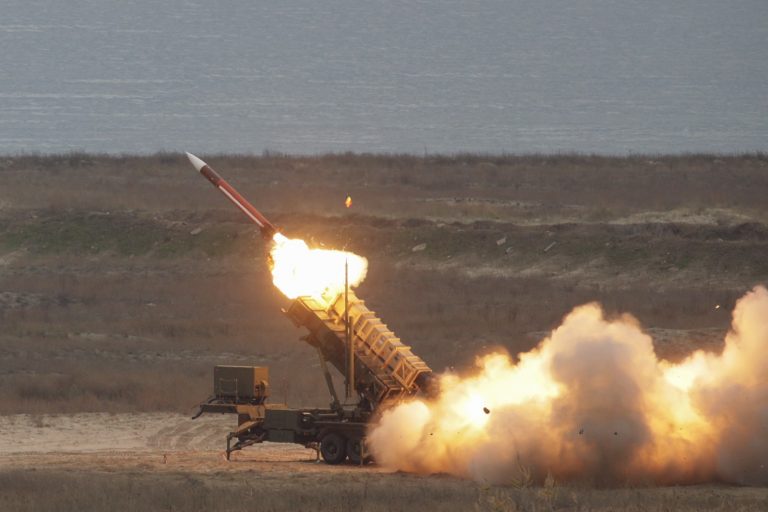 Rusia susţine că a lovit fabrici de rachete în Ucraina, distrugând inclusiv sisteme occidentale Patriot care le apărau
