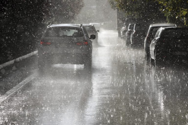 VIDEO | Furtună în Bucureşti – Peste 800 de solicitări prin apel la numărul unic de urgenţă 112 / Circulaţia mijloacelor de transport, afectată. Toate echipele Apa Nova disponibile, aflate în teren