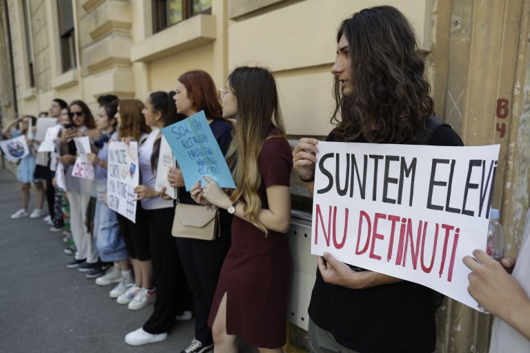 Protest al elevilor la Ministerul Educaţiei, nemulţumiţi că proiectul pentru Statutul elevului prevede camere de detenţie pentru cei cu un comportament neadecvact