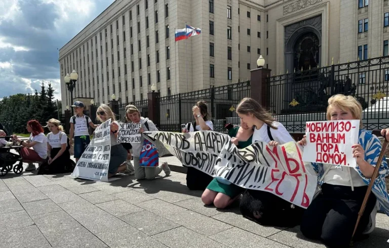 Protest al soțiilor soldaților ruși în fața Ministerului Apărării de la Moscova